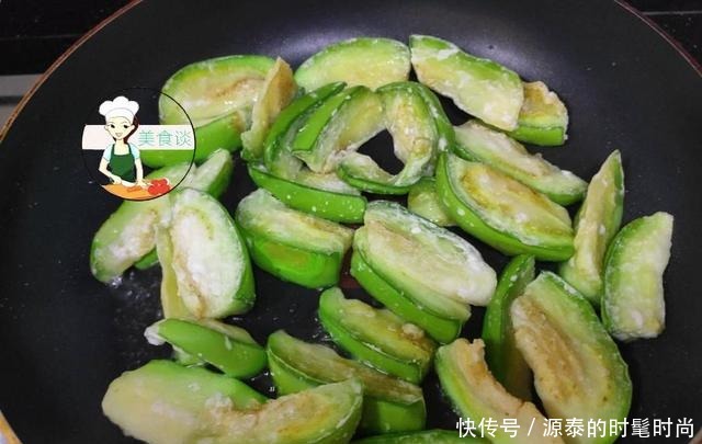 炒茄子时,直接下锅就错了,大厨教您一招,茄子香软,不油不发黑!