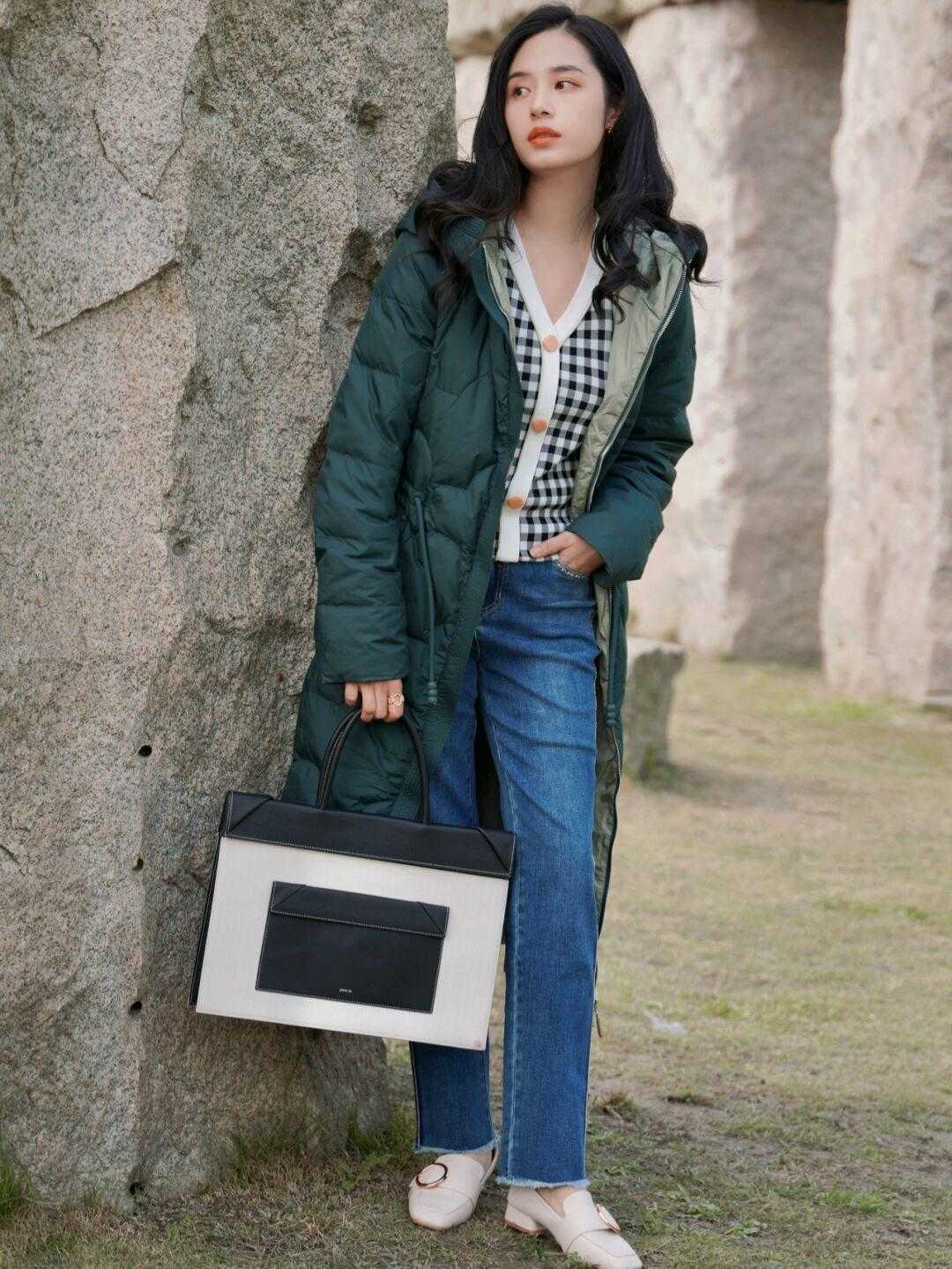 米黄色|长款羽绒服搭什么最好看?码住这三件,每天上街美的都不重样