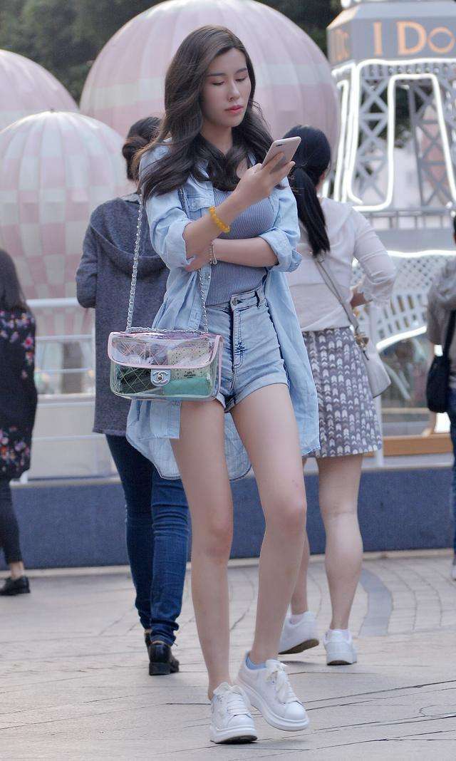 小姐姐|小姐姐微卷的长发披肩,加上精致的妆容,就更加有气质了