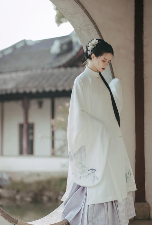  楚楚动人|有一种汉服叫“白月光裙”，仙气又温柔，自带“楚楚动人”滤镜