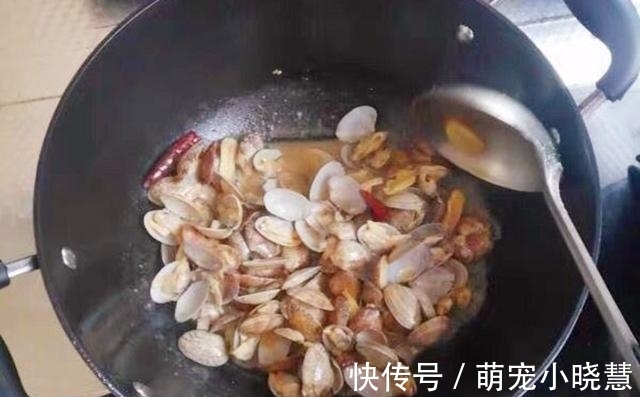 辣炒花甲|炒花甲,“最忌讳”放这味料,10人做9人错,难怪花甲不鲜腥味重