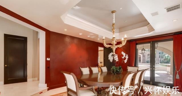 参观董卿在美国的豪宅,全屋卫生间都有十个,户外环境像园林景观