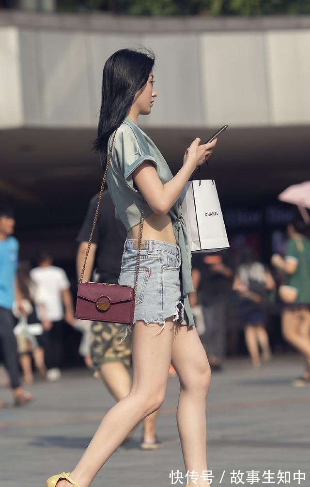 大长腿 春天,选择一字带凉鞋,学习时髦精的“一鞋多穿”,简约又百搭!