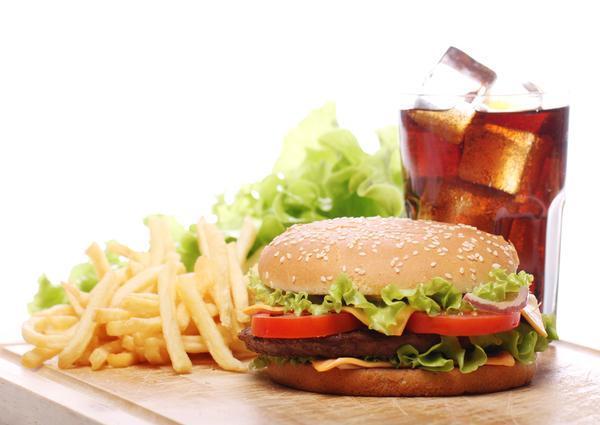 食物|有4类食物，高血压病人最好一点不沾，再贪吃也要忍住