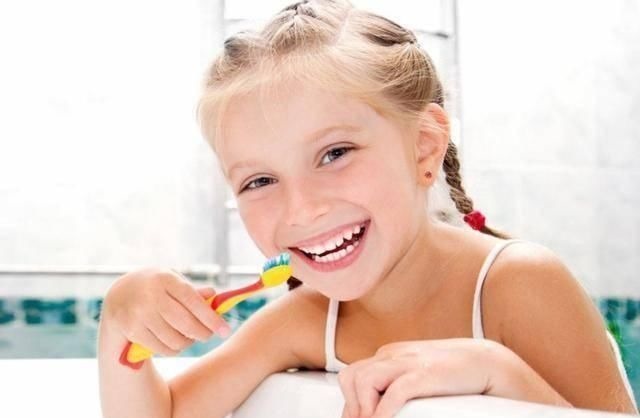 父母|2岁孩子满嘴“小黑牙”,医生不是因为糖,是父母的无知