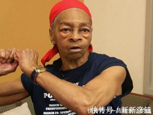 健身|82岁老奶奶夺举重冠军,一口气能做100个俯卧撑,施瓦辛格都服她