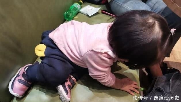 不脏|2岁女儿穿鞋踩沙发，宝妈声称“孩子鞋又不脏”，遭邻桌顾客反怼