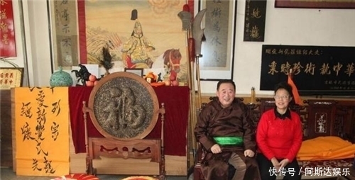 爱新觉罗|乾隆七世孙爱新觉罗·恒绍:至今留辫子,穿龙袍带百官祭祖引热议