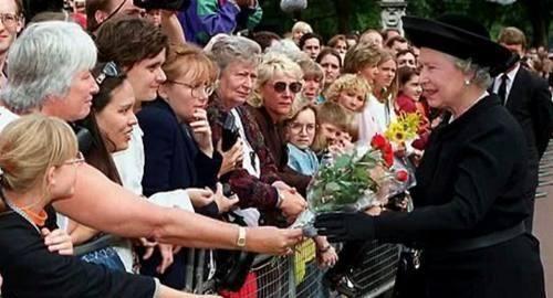 睡着|有妈的孩子像块宝:70岁查尔斯看球睡着,92岁女王微笑不忍叫醒他