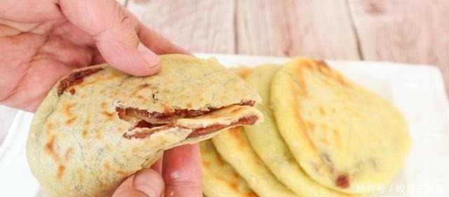  打烙饼时，有人用温水煮有人用开水，厨师的这种做法才柔软