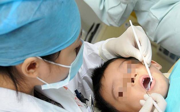 孩子|3岁孙女被鱼刺卡住嗓子,奶奶迅速的反应,被医生赞扬书没白读