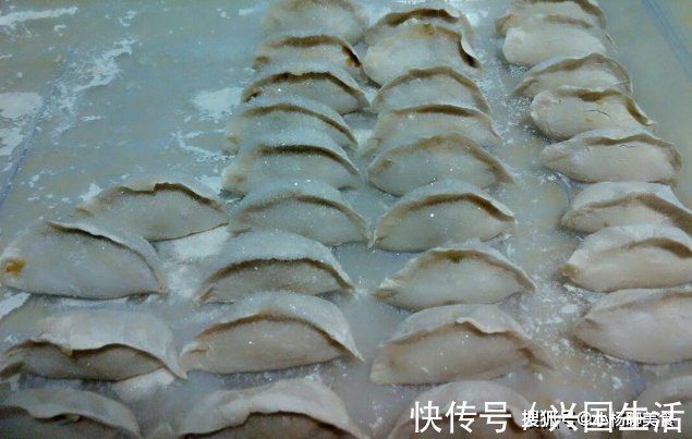 味道|煮饺子时，要不要加点凉水？教你正确的煮法，饺子不破皮味道好