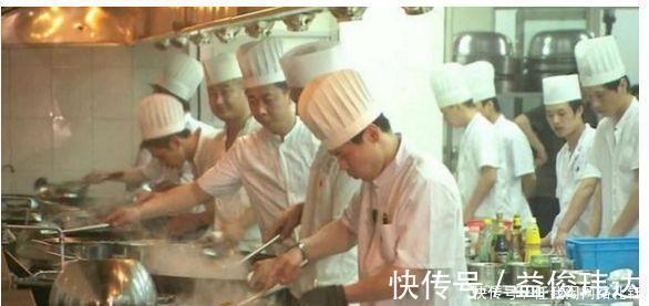 炒菜|为什么厨师炒菜时灶台旁边的水管总开着的
