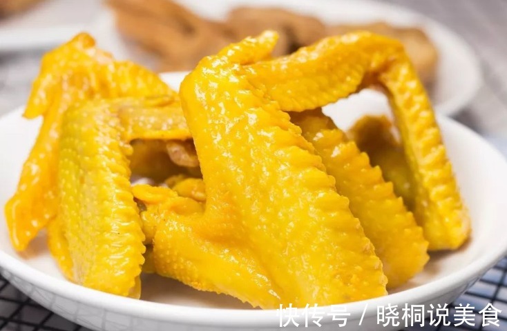 在家做道盐焗鸡翅,金黄诱人,皮滑肉嫩,有电饭锅就行,教您做法
