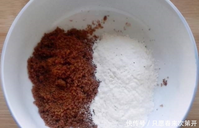 油炸糕总破皮？3个窍门要牢记，油炸糕个个鼓大泡，香酥软又嫩