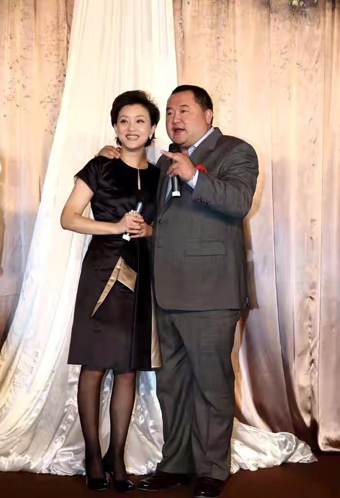 洋气|杨澜:腹有诗书气自华,一袭黑色斜肩连衣裙高级洋气,气质端庄