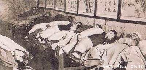 男子|晚清鸦片馆的真实场景:男子骨瘦如柴,女子姿势优雅,任人摆布