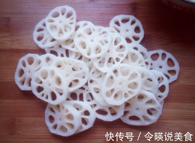 莲藕焯水容易变色教您一招,焯水时多做“1步”,莲藕白白净净