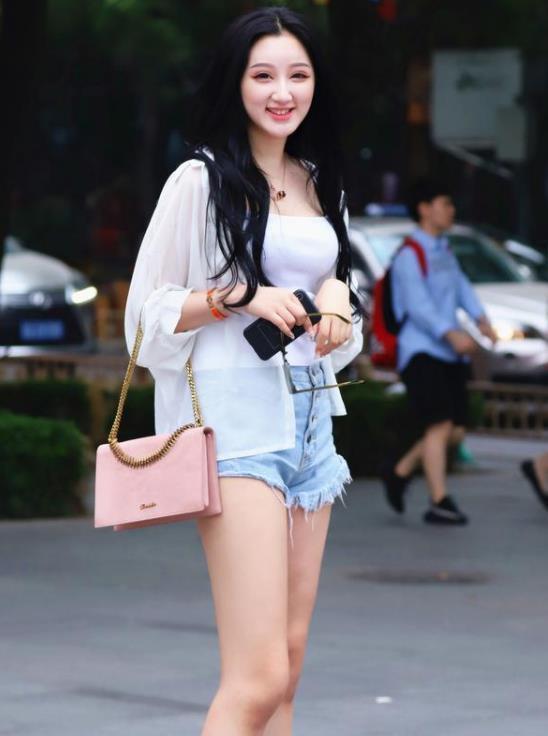 长发|街拍:长发美女,身穿半袖上衣配紧身热裤,非常时髦