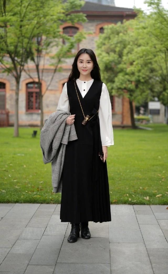 美女连衣裙充满潇洒帅气的活力，美感大方给人潇洒自若的感觉