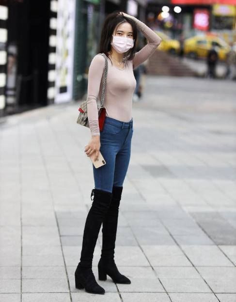 美女|美女穿搭:小姐姐爱穿紧身上衣配短靴,轻松“秀身材”,让人心动十足!