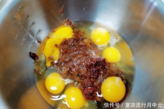 6个鸡蛋1碗红枣,轻松做出家人爱吃的枣糕,香甜绵软,一次成功