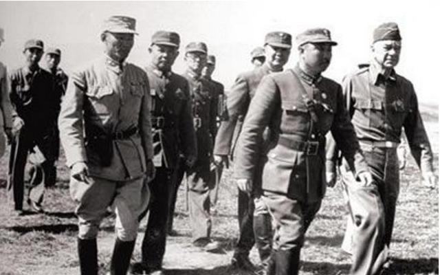 优待|此将军因得罪张发奎而被陷害,老蒋把他枪毙后很愧疚,只好优待他家人