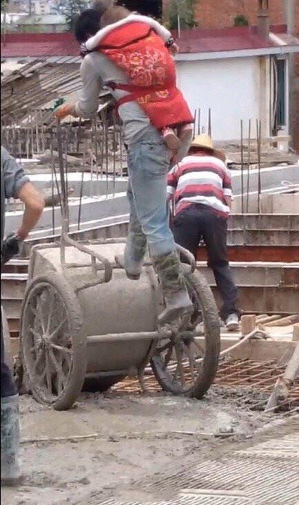 干活|爸爸背着孩子在工地干活的照片火了,网友:他的名字叫“父亲”