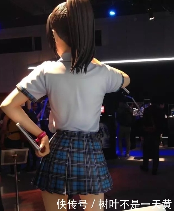 宅男|宅男公众场所向手办下跪,得知真实原因,网友:不能原谅