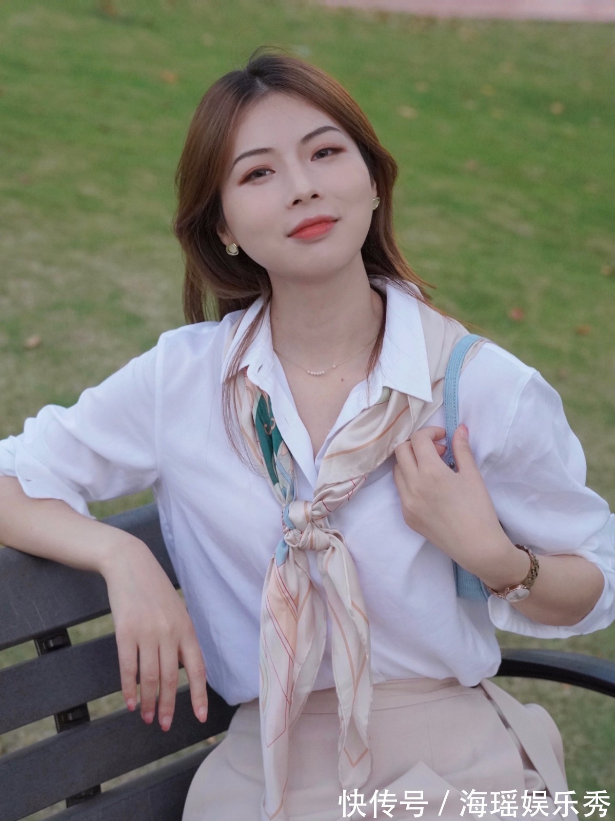 丝巾 基础款白衬衫穿搭,巧用丝巾搭出优雅知性风,很适合上班族