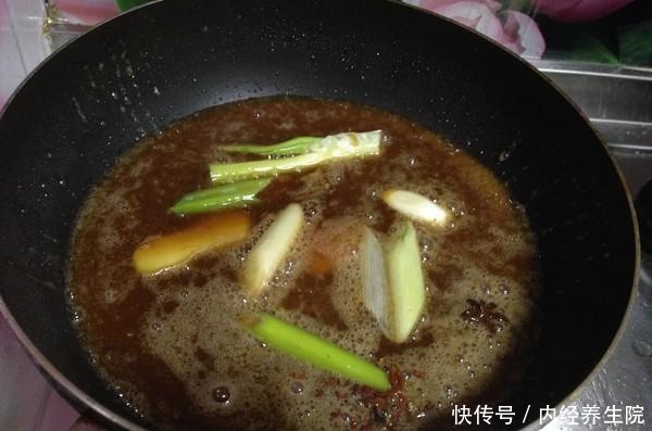 鱼刺卡在喉咙里,吞米饭喝醋都不行,教你这2招,鱼刺自己跑出来