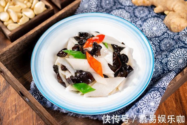 木耳|炒木耳,总是炸锅溅油,学会一个小技巧,轻松解决此问题,很实用