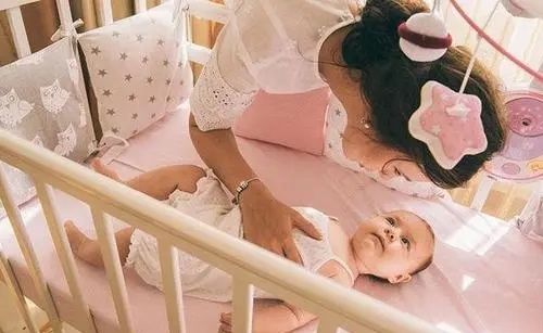 淘气|宝宝睡觉总爱“滚来滚去”，并非跟家长对着干，而是有“苦”难言