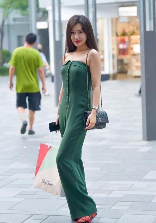 连体装穿搭的小姐姐，性感时尚，太有魅力了！