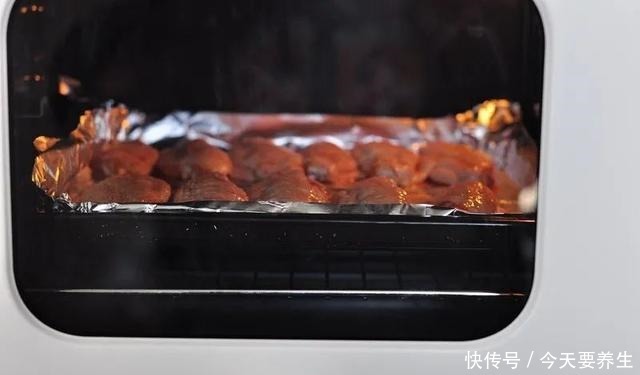 我家的鸡翅这样做,腌制一下入烤箱烤烤,金黄诱人上桌立马被抢光