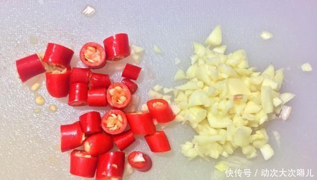  小炒|一把芹菜，一块猪肉，做出一道家常小炒，脆爽可口，简单又下饭