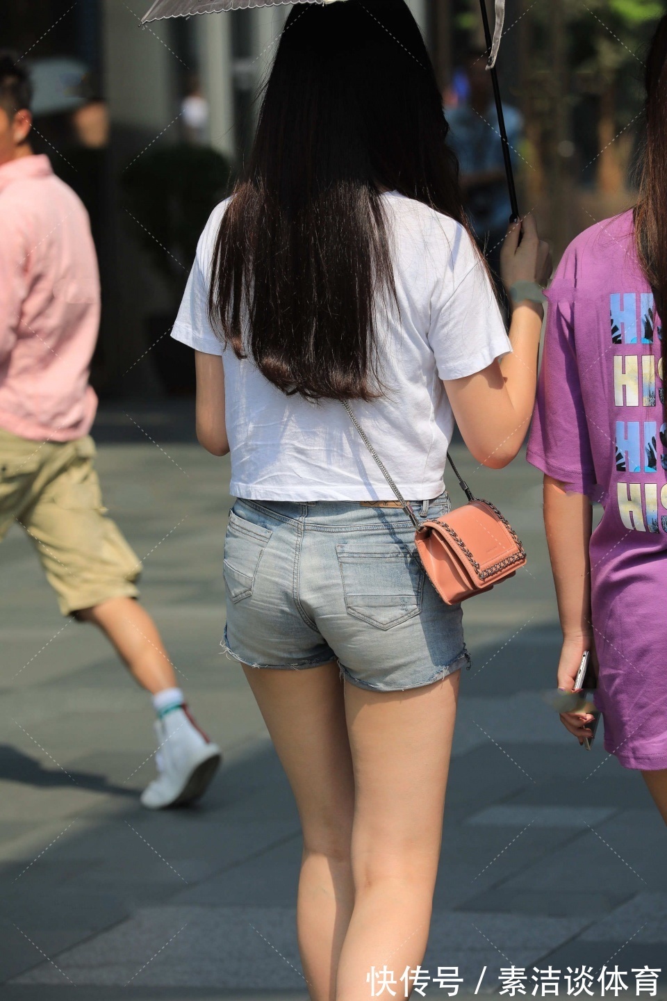 穿搭 白色小吊带搭配牛仔短裤,显得年轻,尽显气质