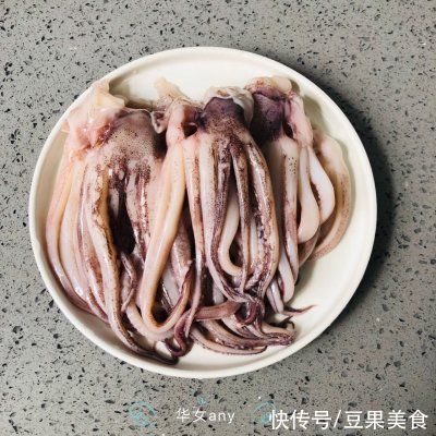 好吃|黑椒香辣鱿鱼须这样做也太好吃了，每天下饭都靠它