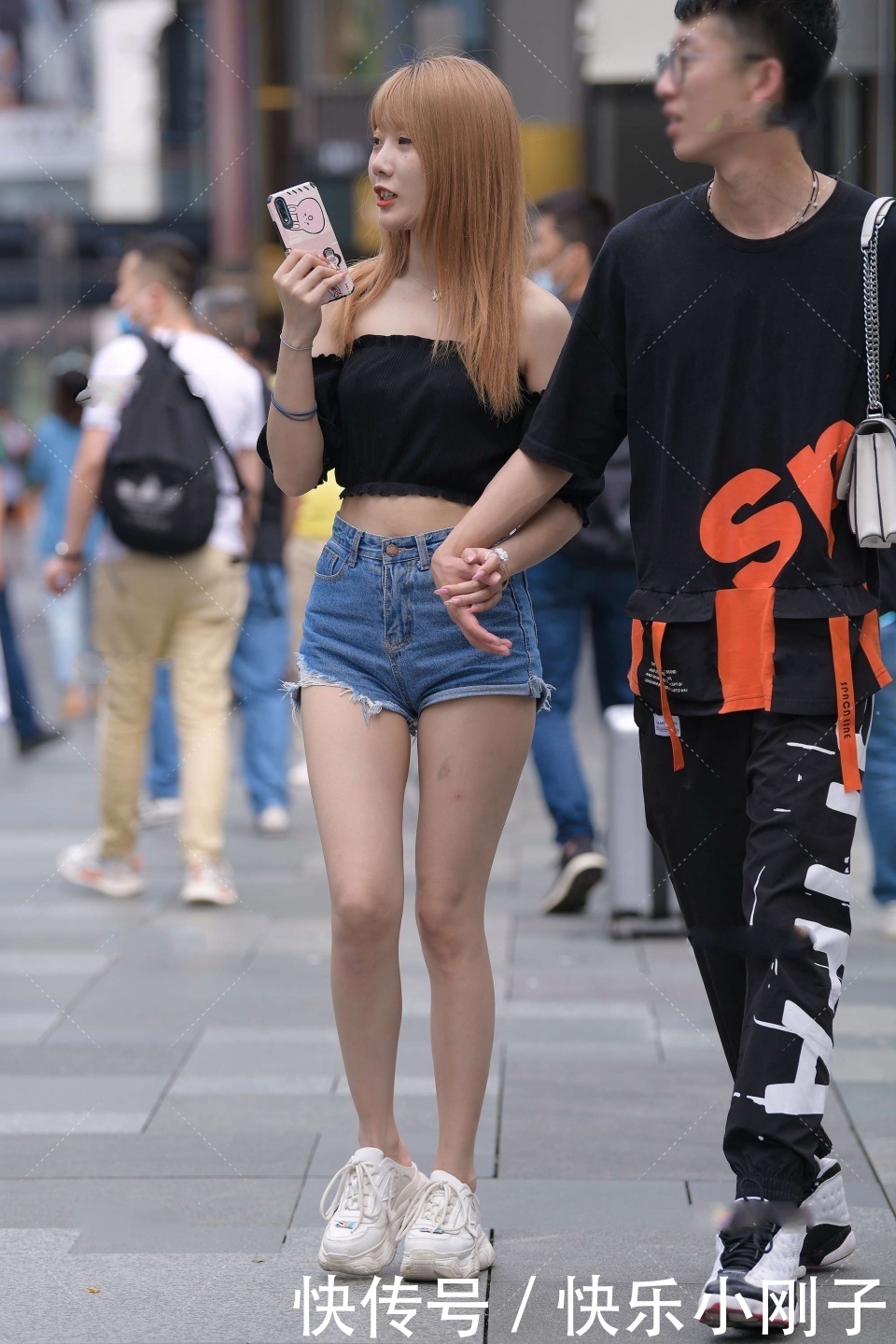 穿搭|黑色平肩上衣如何搭配?和牛仔短裤的组合,让穿搭既温婉又休闲