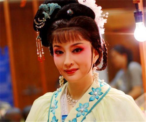 发胶 古代女子发型多样,但没发胶是如何定型的?不得不佩服古人的智慧