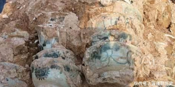 古墓全用青花瓷碗砌成,保存至今仍完好,专家:墓主是个大地主!