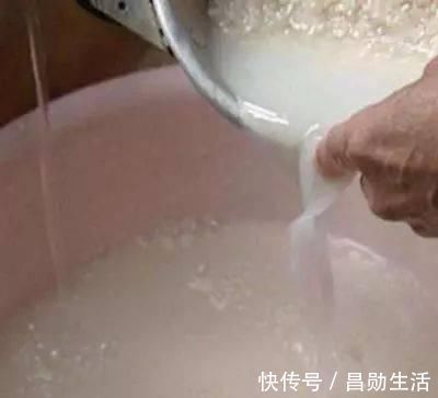 小苏打|教大家几个拖地小妙招,地板干净锃亮,半个月不拖也不落灰