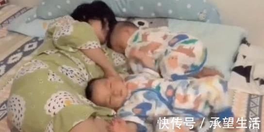 画面|妈妈太累睡着了,双胞胎爬到妈妈怀里,玩一会也睡了,画面太暖心