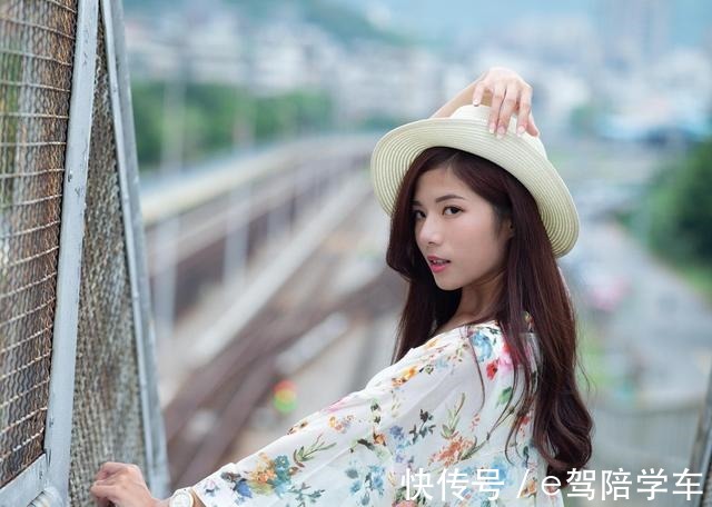 白色 白色背心搭配牛仔短裤青春减龄,清凉又不失时尚感!