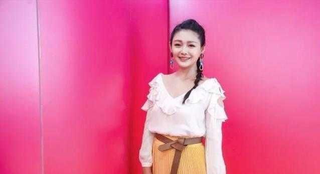 衬衫|大S瘦下来少女感绝了,穿荷叶边衬衫配百褶裙,麻花辫俏皮减龄