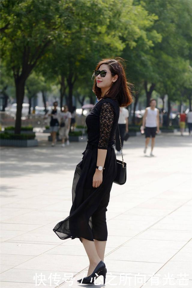 生活|不挑身材的黑色半身长裙,百搭的黑色尖头细跟鞋,穿出气质美