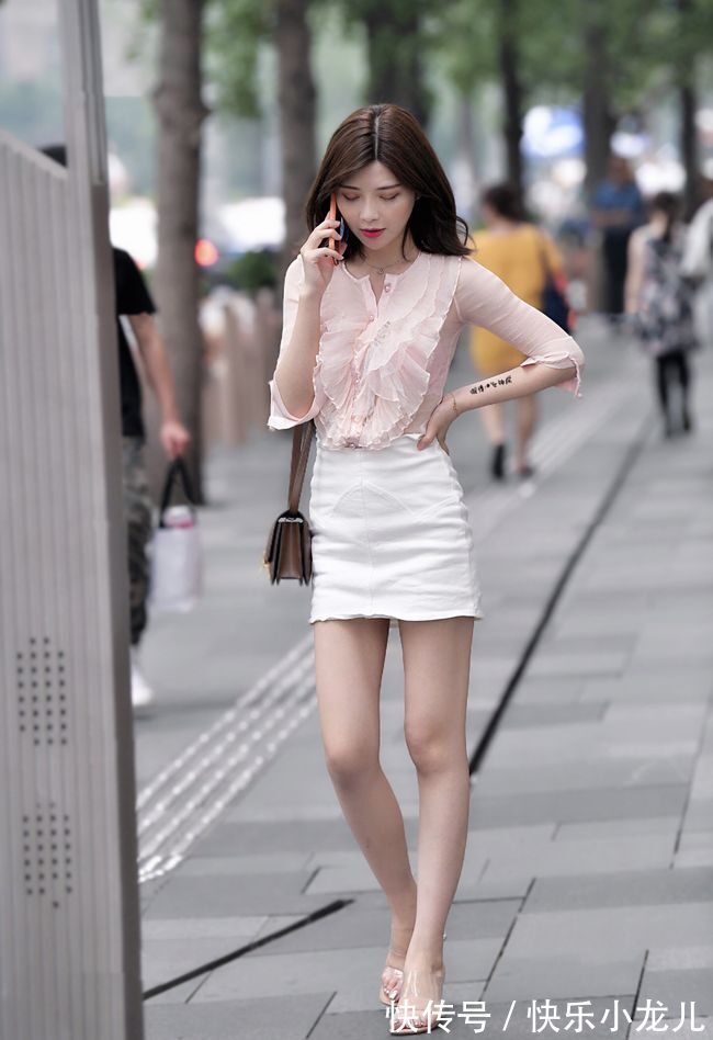 短裙 小姐姐穿粉白色包臀裙,美到骨子里,时尚女性能穿出少女感!