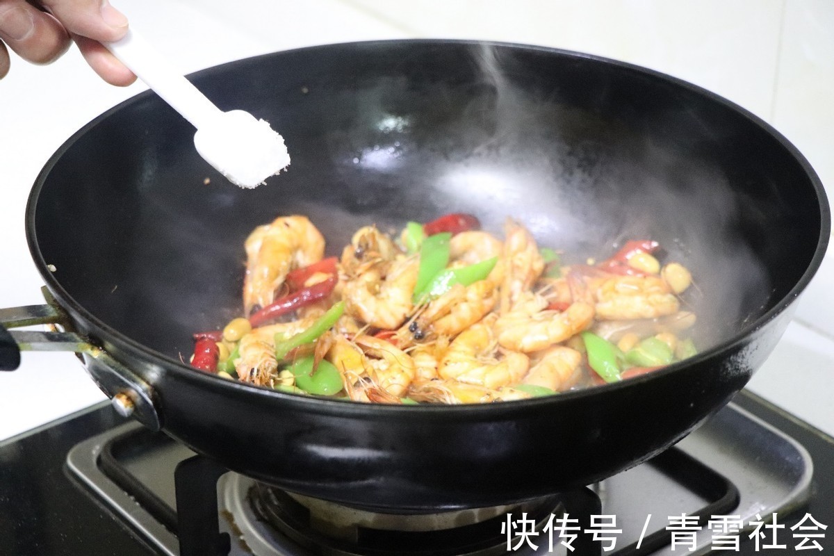 好吃|虾的营养丰富，搭配辣椒爆炒，好吃到舔手指