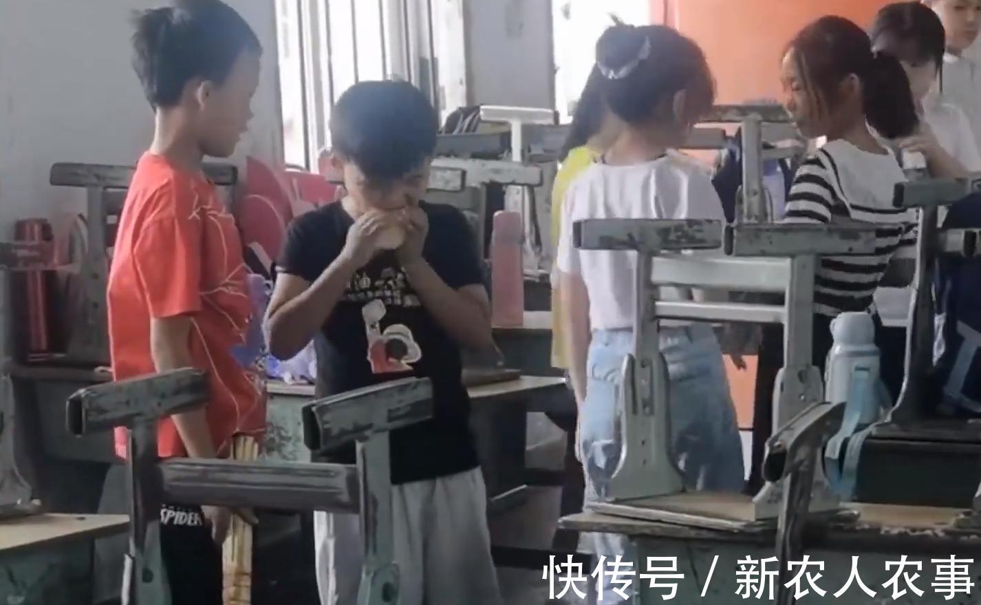 女孩|女孩咬了两口男孩的苹果,最终被无情嫌弃,网友:人生的高光时刻