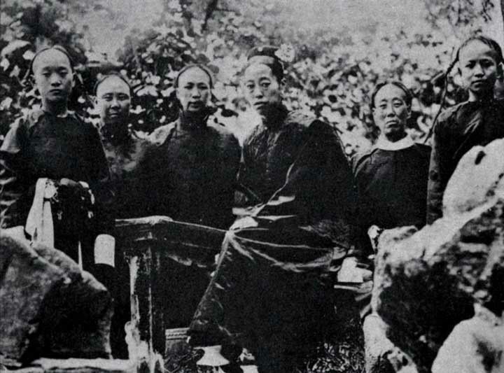 大清|慈禧的亲侄女不止一位，为何偏选相貌最丑陋的静芬当大清皇后？